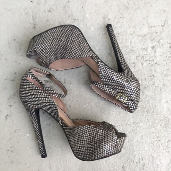 Betsy Johnson Belee platform - Picture 2 of 8